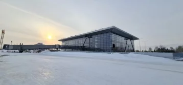 Фото: Фасад аэропорта Кемерова полностью установили и сняли его на видео 1