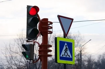 Фото: В Кемерове установили светофор на пресечении улиц Рекордной и Александрова 1