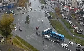 В Новокузнецке ДТП на кольце Левого берега парализовало движение троллейбусов и трамваев