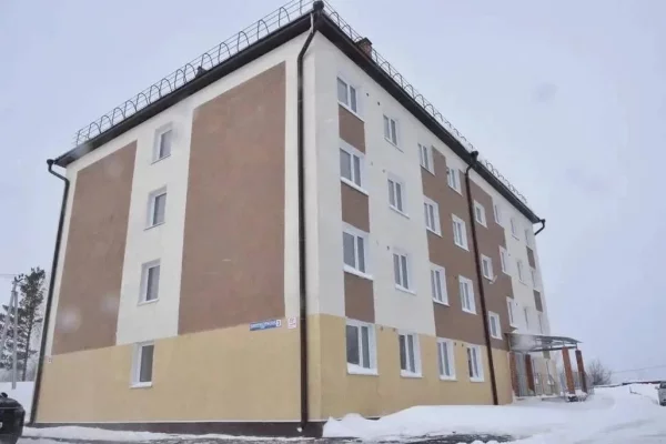 В Кузбассе 25 детей-сирот получили квартиры в новом доме