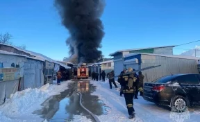 В Самаре огонь охватил 1000 квадратных метров Кировского рынка