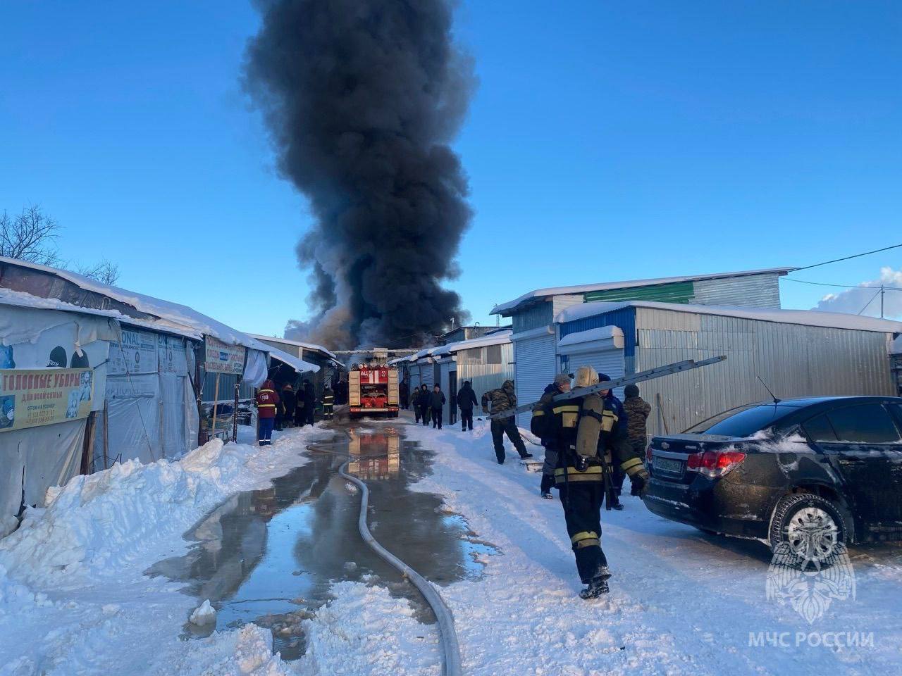 МЧС: в Самаре сотрудники МЧС России ликвидируют крупный пожар на рынке 