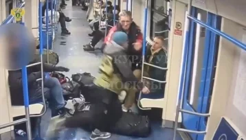 Фото: В московском метро мужчина устроил поножовщину, конфликт попал на видео 1