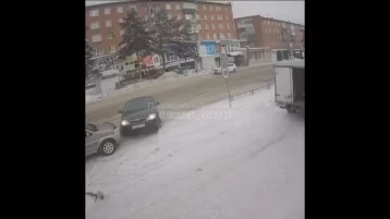 Фото: В Кузбассе момент столкновения двух машин попал на видео 1