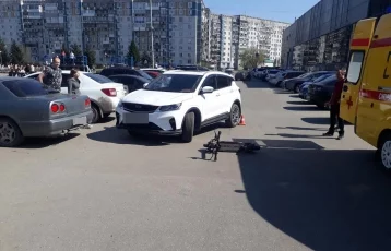 Фото: В Кузбассе иномарка сбила двух школьников на электросамокате 1