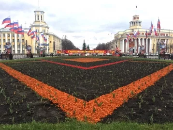 Фото: Центр Кемерова украсят цветами ко Дню Победы 1