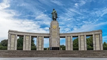 Фото: Житель Берлина помочился на мемориал павшим советским воинам 1