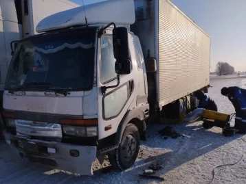 Фото: На трассе в Кузбассе замёрзли два грузовика: понадобилась помощь спасателей 1