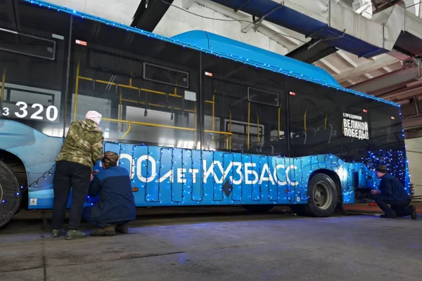 Украшенные к Новому году автобусы выйдут на рейсы в Кемерове 23 декабря