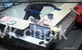 В Кузбассе нападение на продавца магазина попало на видео