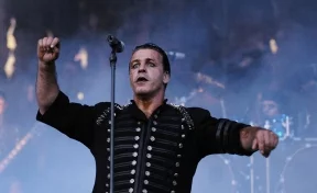 Лидер группы Rammstein сломал челюсть поклоннику