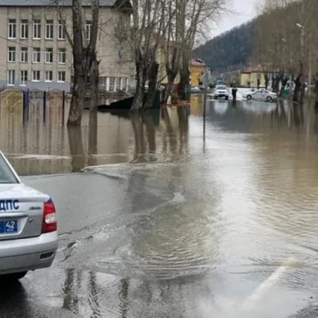 Фото: В Таштаголе вода затопила улицы из-за размыва защитной дамбы  1