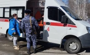 В Кузбассе сотрудники Росгвардии помогли женщине, получившей травму на улице
