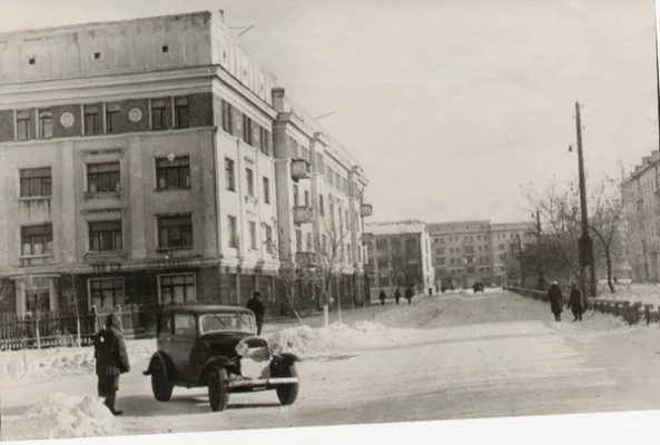 Перекрёсток улиц Островского и Весенней. Предположительно военные годы / Фото: архив Валерия Непомнящего