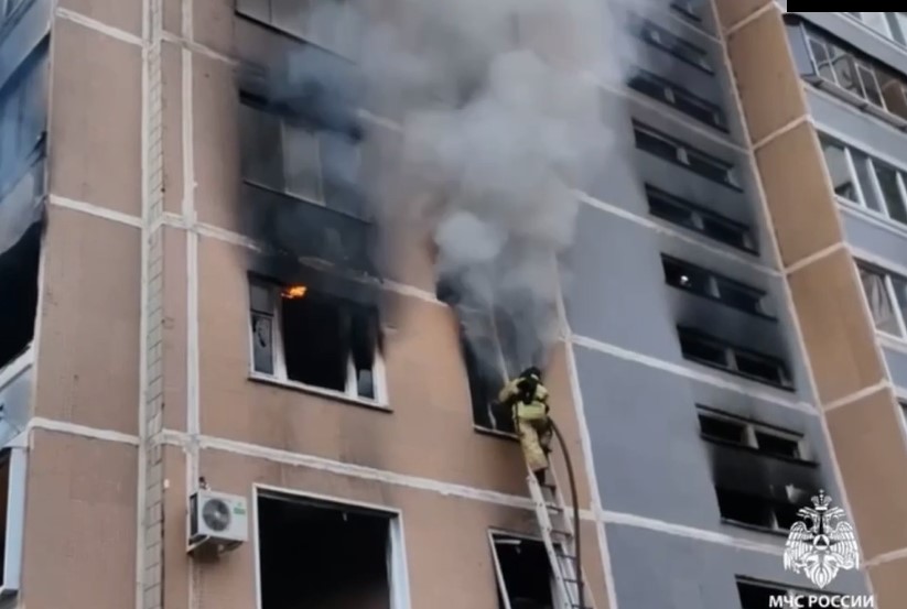 112: в многоэтажке в Ульяновске прогремел взрыв, горят три квартиры