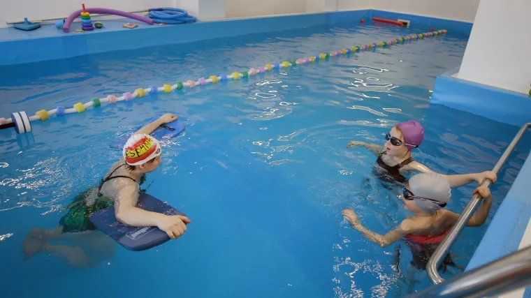 Фото: Центр «Дар»: как именитые кемеровские спортсмены учат плавать всех — от грудничков до пенсионеров 4