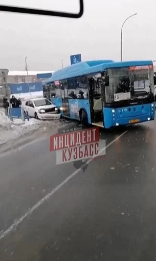 Фото: Очевидцы сообщили о ДТП с автобусом в Кемерове 1