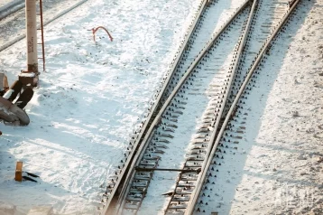 Фото: В Ижевске пригородный электропоезд столкнулся со снегоходом, пострадали 3 подростка 1