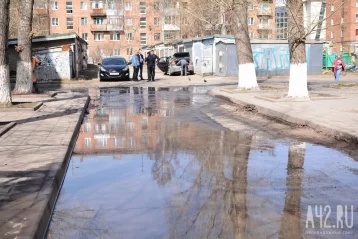 Фото: В одном из дворов в центре Кемерова образовался потоп 1