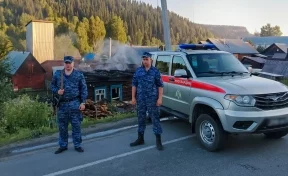 В Кузбассе росгвардейцы спасли из горящего дома троих человек