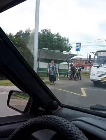 Фото: На кемеровской остановке произошла драка между водителем маршрутки и пассажиром 2