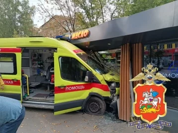 Фото: Реанимобиль протаранил стену магазина в Королёве 1