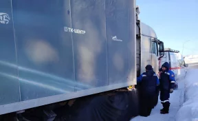 Грузовик заглох в Кузбассе по пути из Москвы в Хабаровск, его отогрели спасатели