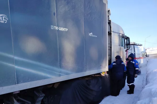 Грузовик заглох в Кузбассе по пути из Москвы в Хабаровск, его отогрели спасатели