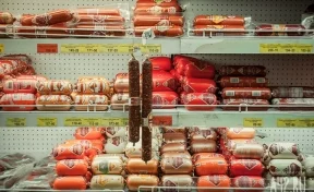 Трое кемеровчан украли из магазина 26 палок дешёвой колбасы: одного отправили в колонию