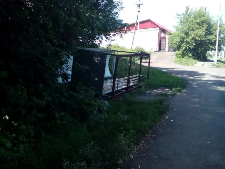 Фото: Регулярно разрушаемую вандалами остановку в Кемерове забетонируют 2
