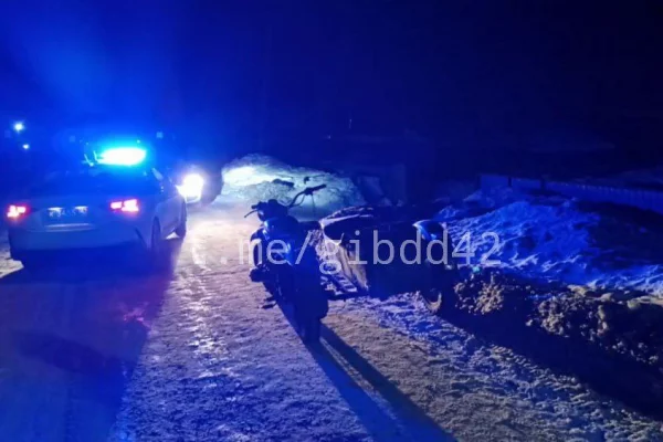 В Кузбассе бесправный подросток вёз друзей в люльке мотоцикла без номеров