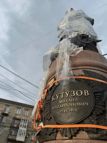 Фото: В Новокузнецке установили памятник Кутузову 1