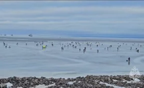 35 рыбаков снова унесло на льдине в Финский залив