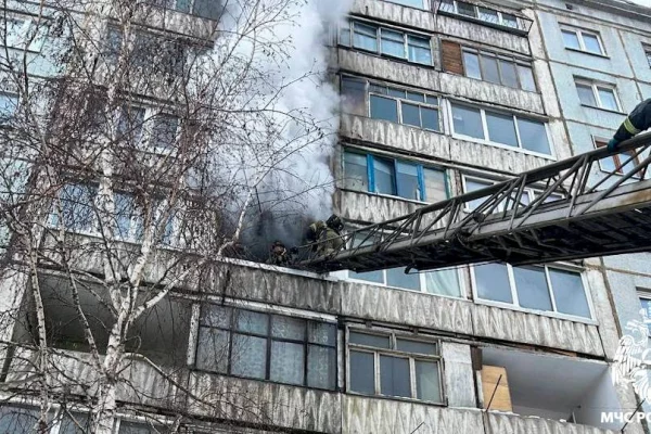 МЧС показало кадры из горевшей в Заводском районе Кемерова квартиры