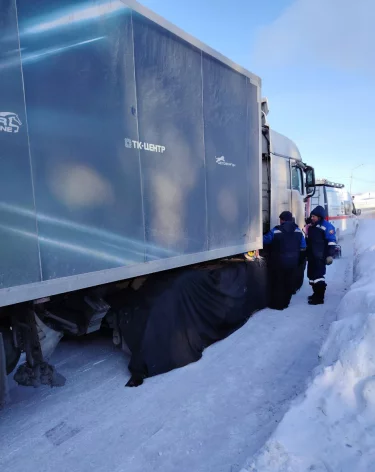 Грузовик заглох в Кузбассе по пути из Москвы в Хабаровск, его отогрели спасатели