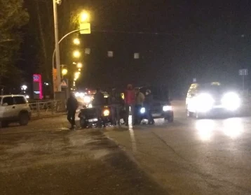Фото: В Кемерове на улице Тухачевского столкнулись автомобили 1