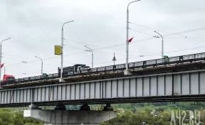 Понтонный мост, реверсивное движение и полный запрет на личные автомобили. Какие меры могли бы ускорить движение по Кузбасскому мосту