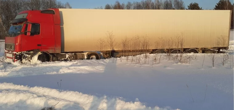 Фото: В Кузбассе ВАЗ столкнулся с фурой и внедорожником: есть погибшие 2