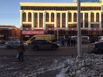 Фото: В центре Кемерова иномарка сбила подростка, мальчик в реанимации 1