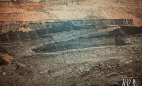 В Республике Алтай кусок скалы рухнул на экскаватор, водитель чудом выжил 