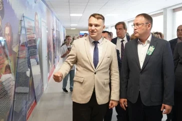 Фото: Губернатор Кузбасса вручил школьникам первые «Карты отличника» 4