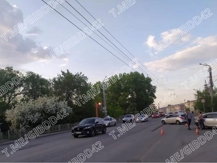 Фото: В Кузбассе пассажирке мотоцикла понадобилась медпомощь после ДТП 2