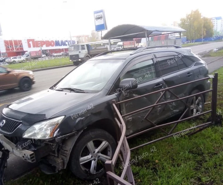 Фото: В Кемерове женщина за рулём Lexus вылетела на тротуар и протаранила пешеходное ограждение 2