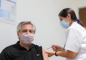 Фото: Президент Аргентины вакцинировался от коронавируса «Спутником V» 1
