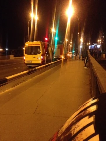 Фото: В Кемерове автомобиль снёс бетонное ограждение на мосту и вылетел вниз 2