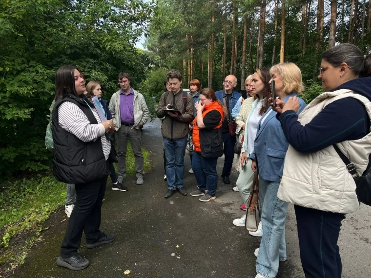 Фото: «Не мрачно, а важно»: первая экскурсия по старому кладбищу в Кемерове 1