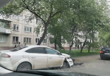 Фото: ДТП частично заблокировало движение в центре Кемерова   1