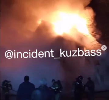 Фото: Пожар в известной шашлычной в Кемерове попал на видео 1