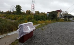 В Кемерове неизвестные оставили под Кузнецким мостом пианино и попали на видео