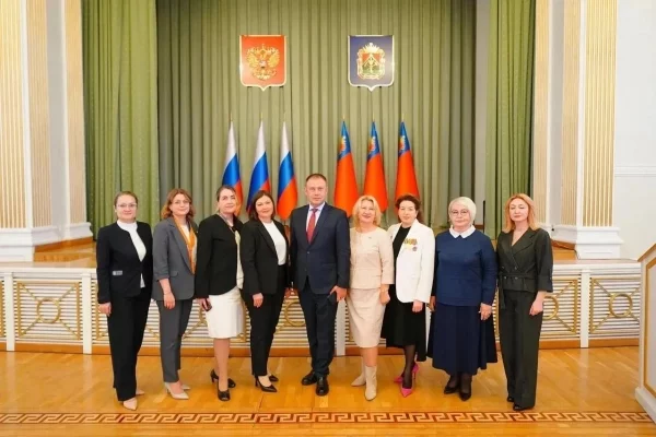 Илья Середюк вручил областные и федеральные награды лучшим педагогам Кузбасса